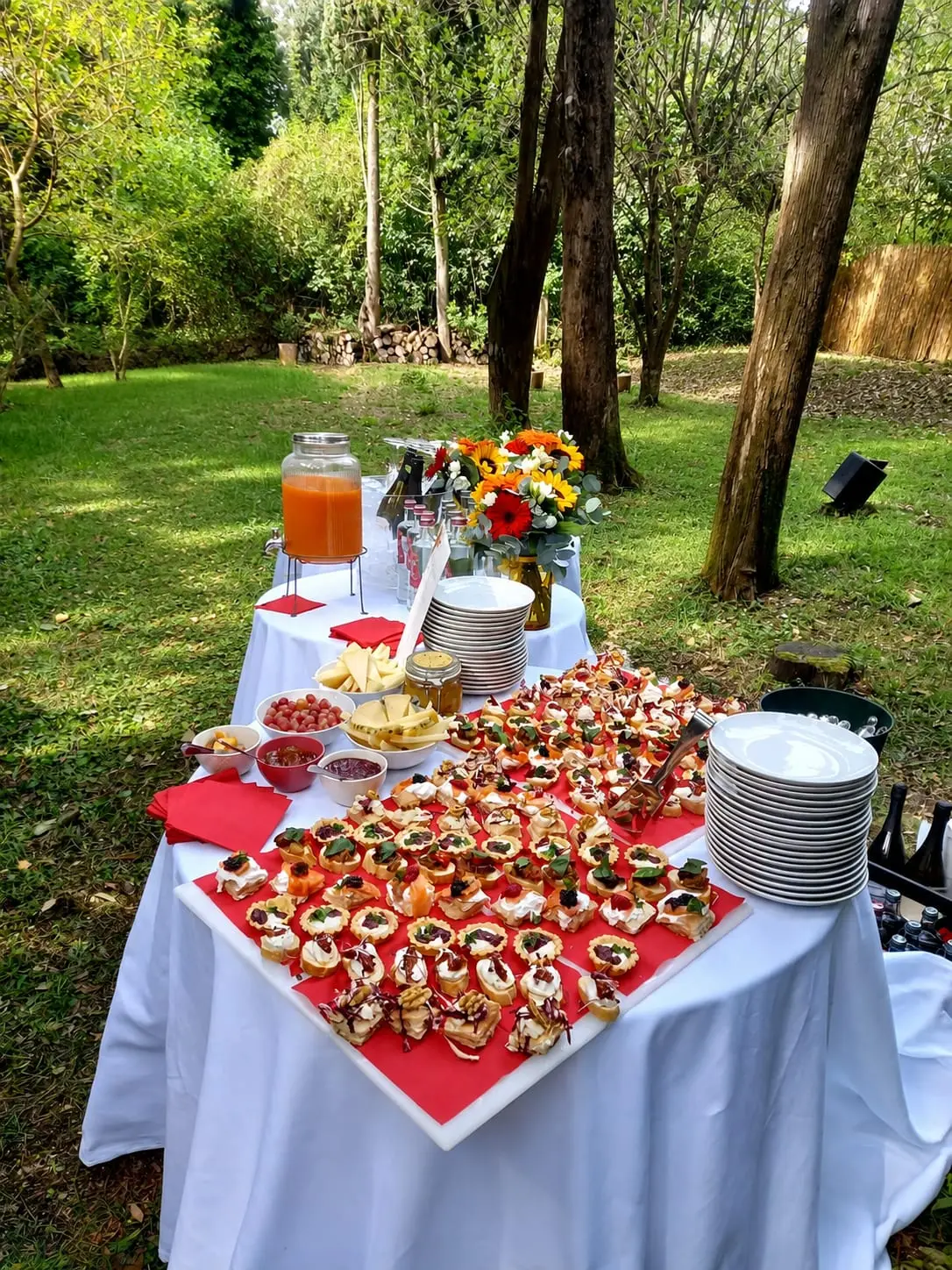 Un buffet per eventi privati all'Hortus con focacce, girelle salate e cestini