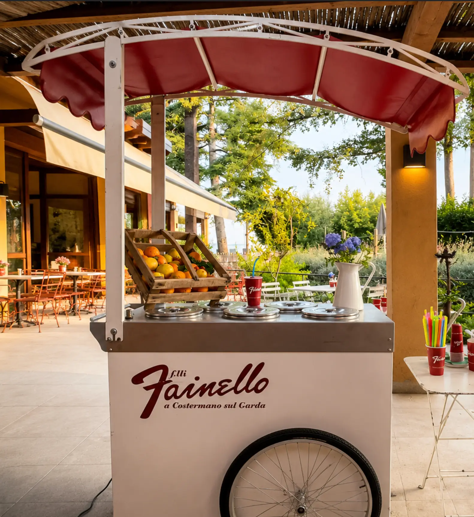 Il carretto del gelato artigianale Fainello sulla terrazza di Hortus
