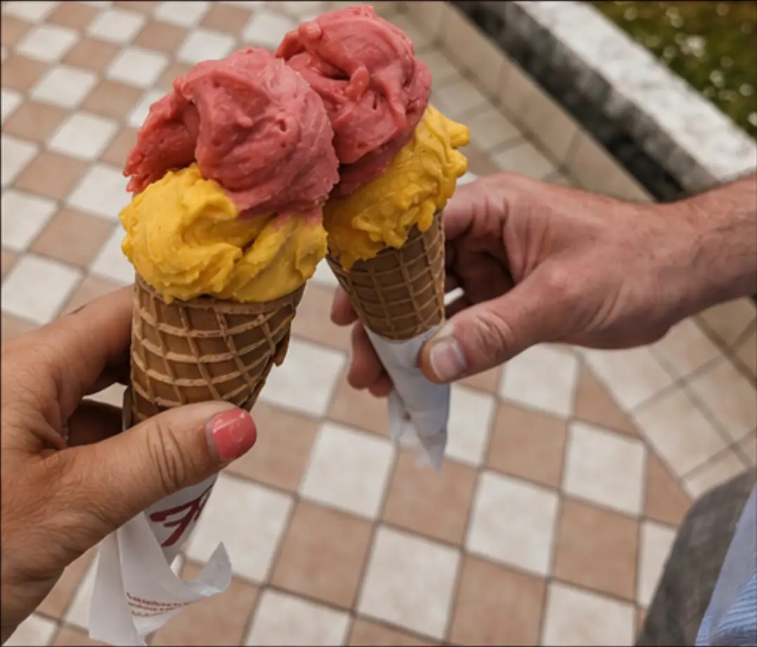 Due coni con gelato artigianale Fainello, gusti frutta e crema