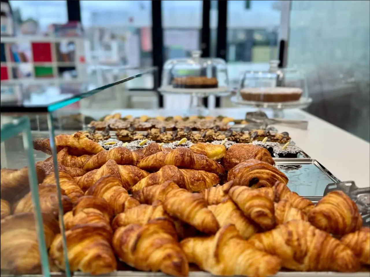 La vetrina dei croissant e della pasticceria fresca Fainello